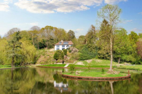 Inviting 5-Bed House with fishing lake in Devizes